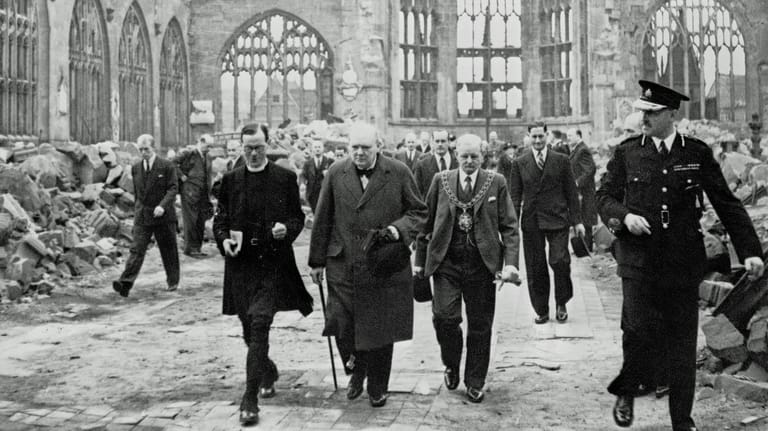 Winston Churchill in Coventry: Die Stadt wurde während deutscher Luftangriffe schwer zerstört.