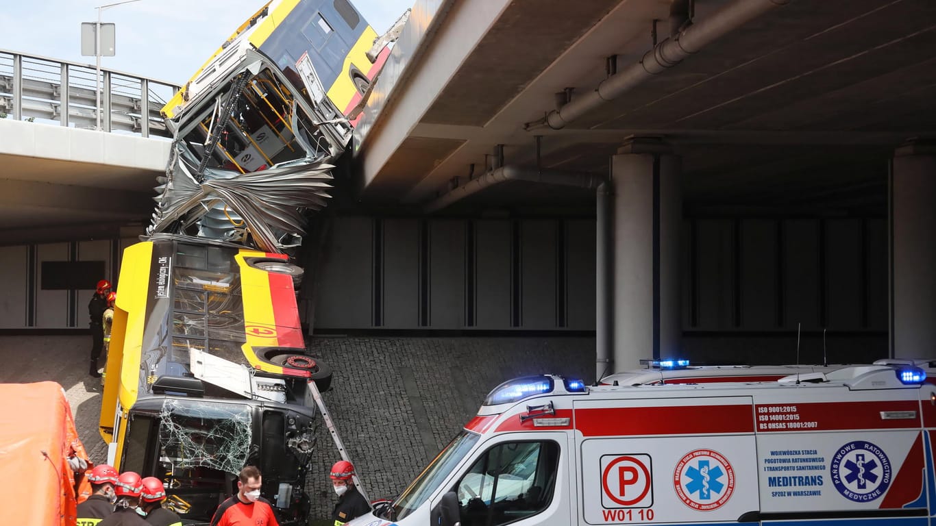 Bus stürzt in Warschau von Überführung: Mindestens ein Mensch sei ums Leben gekommen, 21 weitere verletzt.
