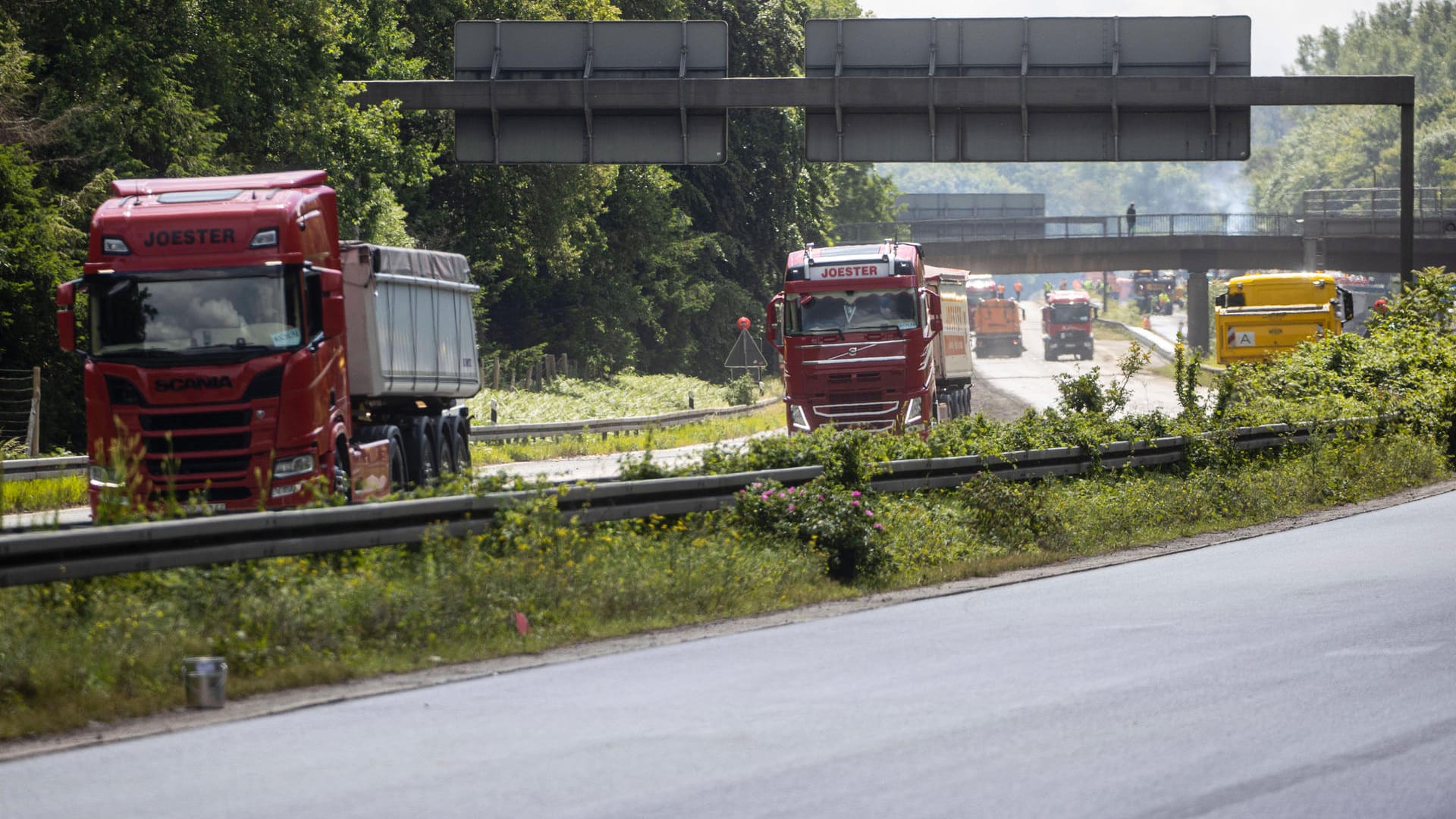 Mehrere Lkw auf einer Autobahn (Symbolbild): Bei Nürnberg ist ein Lkw abgeschleppt worden, weil er nicht mehr verkehrssicher war. Mehrere Lkw auf einer Autobahn (Symbolbild): Bei Nürnberg ist ein Lkw abgeschleppt worden, weil er nicht mehr verkehrssicher war.