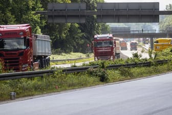 Mehrere Lkw auf einer Autobahn (Symbolbild): Bei Nürnberg ist ein Lkw abgeschleppt worden, weil er nicht mehr verkehrssicher war.