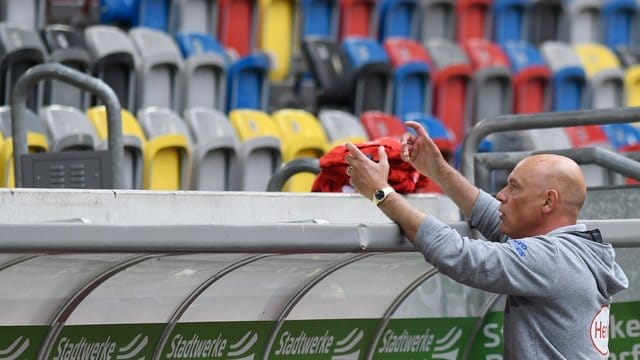 Trainer Uwe Rösler will mit Fortuna Düsseldorf die Relagation sichern. Trainer Uwe Rösler will mit Fortuna Düsseldorf die Relagation sichern.