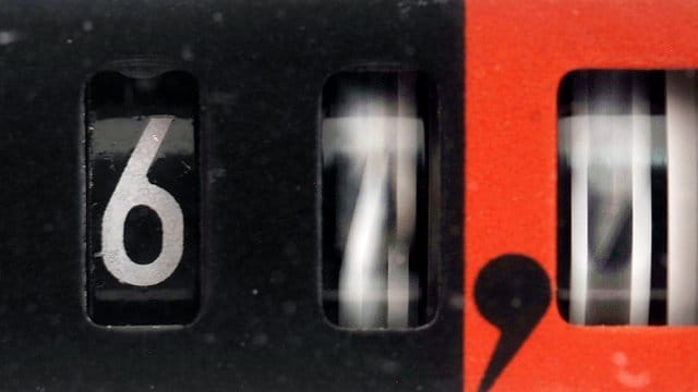 Eine Kilowattstunde mehr auf dem Zähler - doch weil die Mehrwertsteuer befristet auf 16 Prozent reduziert wird, kostet das den Stromkunden im zweiten Halbjahr 2020 etwas weniger als noch von Januar bis Juni.