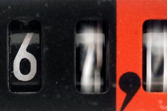 Eine Kilowattstunde mehr auf dem Zähler - doch weil die Mehrwertsteuer befristet auf 16 Prozent reduziert wird, kostet das den Stromkunden im zweiten Halbjahr 2020 etwas weniger als noch von Januar bis Juni. Eine Kilowattstunde mehr auf dem Zähler - doch weil die Mehrwertsteuer befristet auf 16 Prozent reduziert wird, kostet das den Stromkunden im zweiten Halbjahr 2020 etwas weniger als noch von Januar bis Juni.