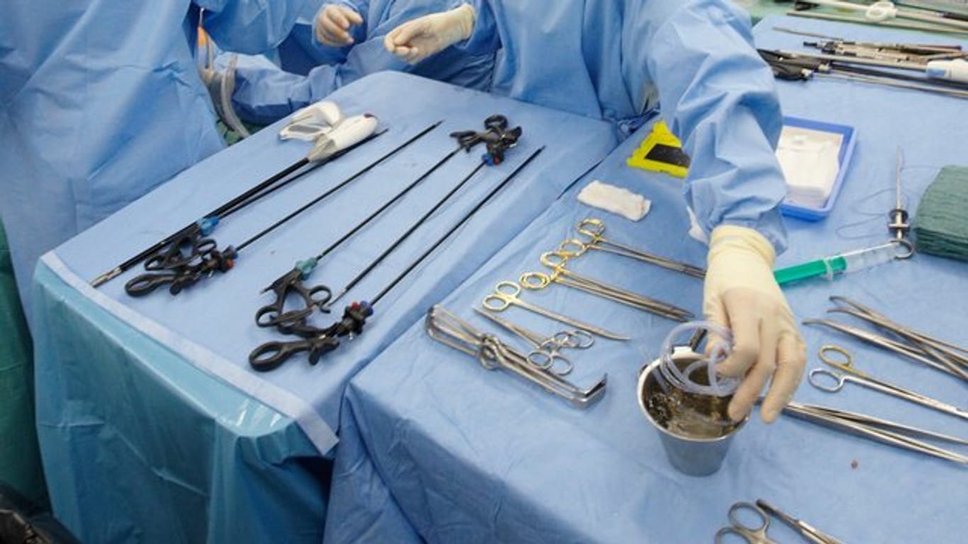 Der Medizinische Dienst der gesetzlichen Krankenkassen hat die Patienten-Beschwerden 2019 begutachtet: Die meisten Fehlervorwürfe standen in Zusammenhang mit Operationen. Der Medizinische Dienst der gesetzlichen Krankenkassen hat die Patienten-Beschwerden 2019 begutachtet: Die meisten Fehlervorwürfe standen in Zusammenhang mit Operationen.
