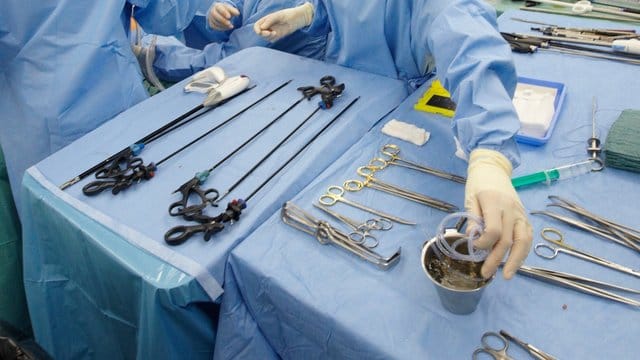 Der Medizinische Dienst der gesetzlichen Krankenkassen hat die Patienten-Beschwerden 2019 begutachtet: Die meisten Fehlervorwürfe standen in Zusammenhang mit Operationen. Der Medizinische Dienst der gesetzlichen Krankenkassen hat die Patienten-Beschwerden 2019 begutachtet: Die meisten Fehlervorwürfe standen in Zusammenhang mit Operationen.