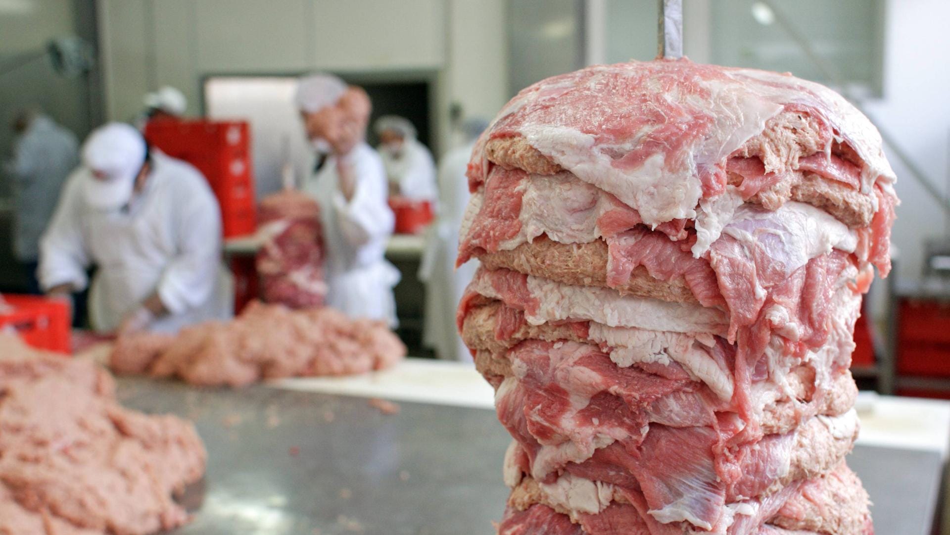 Eine Dönerfleisch-Fabrik (Symbolfoto): Noch stehen 120 Testergebnisse aus Moers aus.