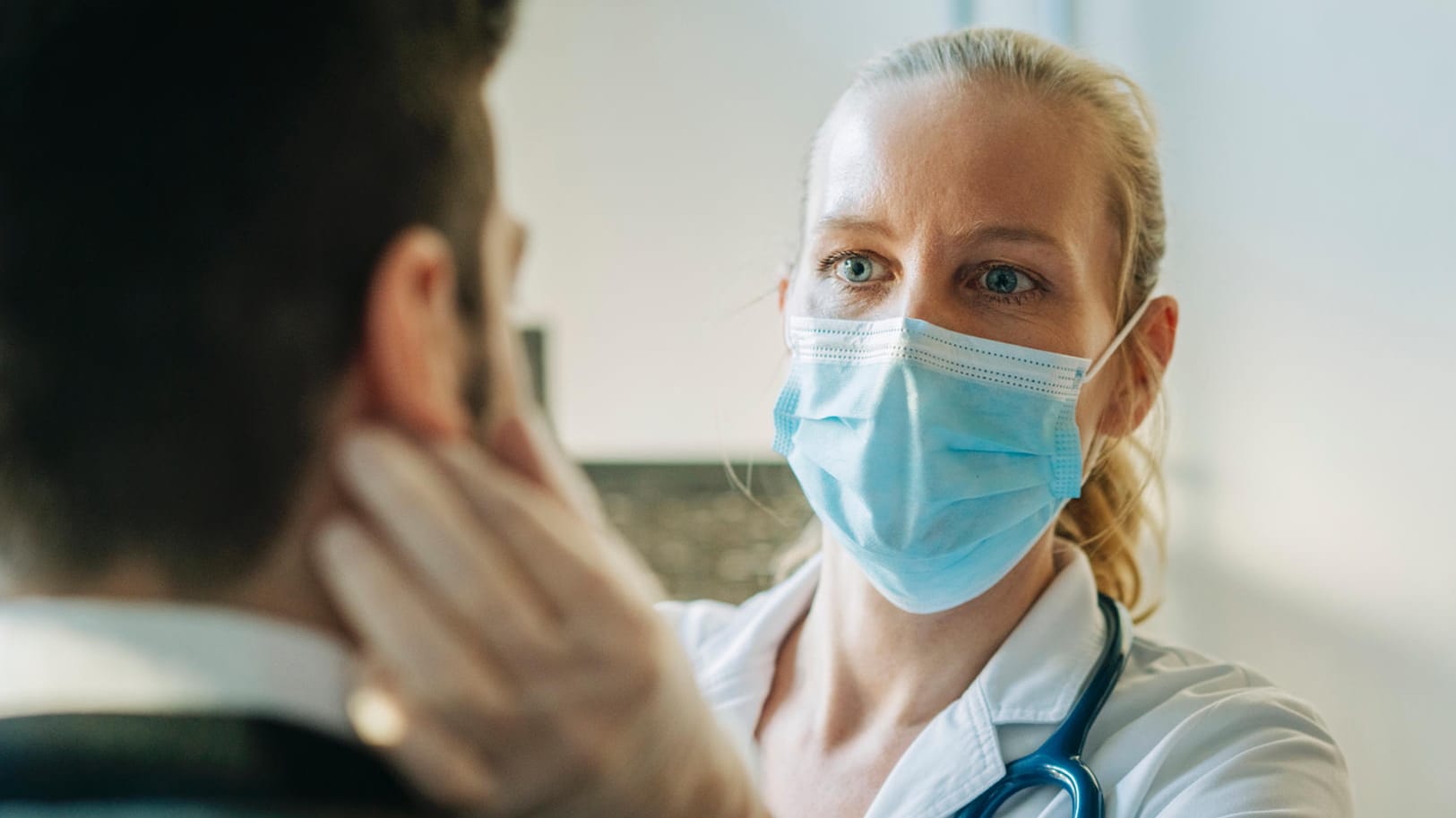 Eine Ärztin untersucht einen Patienten (Symbolbild): Die Experten gehen von einer hohen Dunkelziffer an vermeidbaren Schäden durch Behandlungsfehler aus. Eine Ärztin untersucht einen Patienten (Symbolbild): Die Experten gehen von einer hohen Dunkelziffer an vermeidbaren Schäden durch Behandlungsfehler aus.