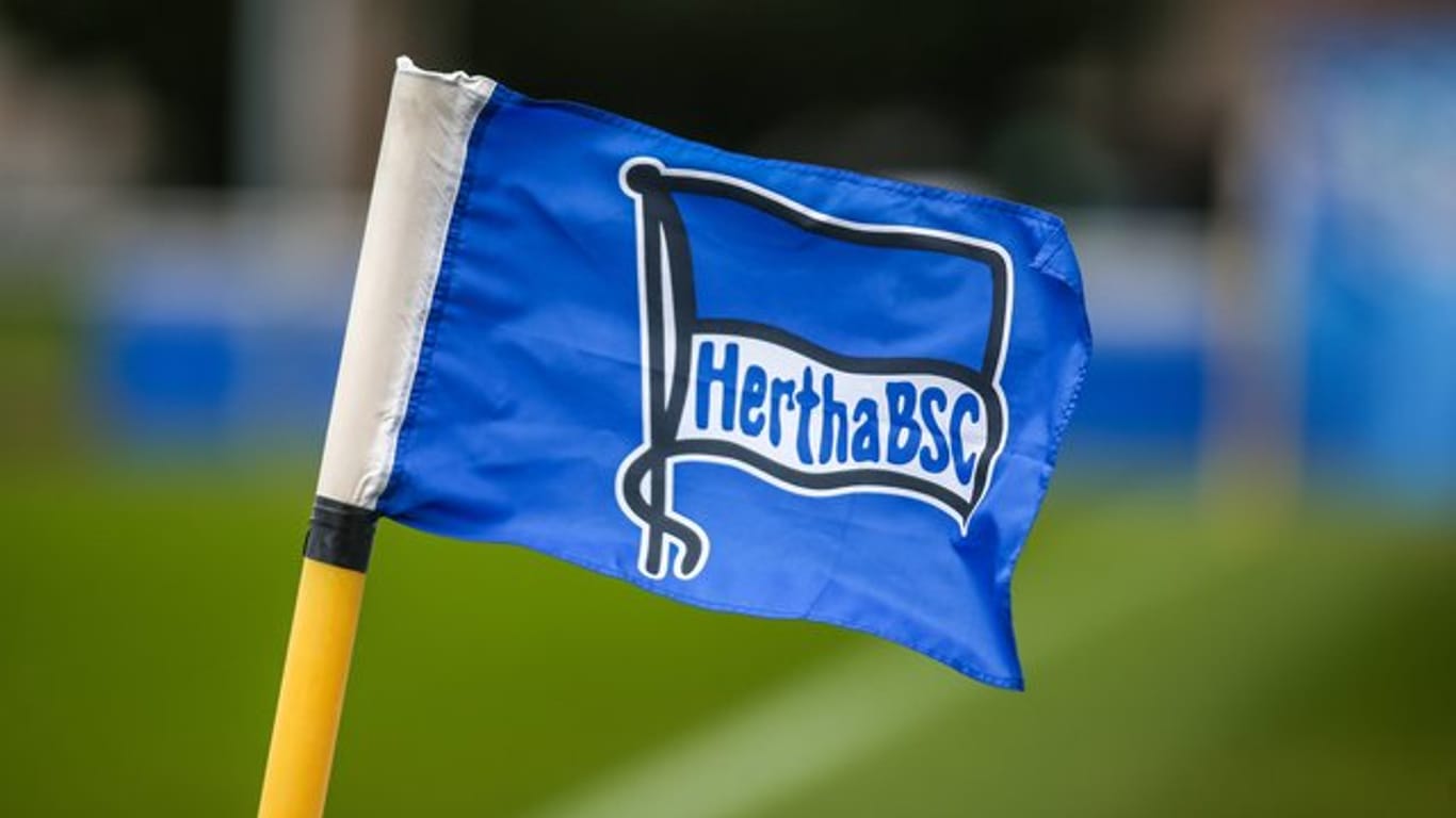 Eine Fahne von Hertha BSC weht im Wind