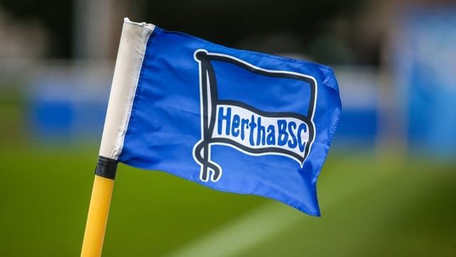 Eine Fahne von Hertha BSC weht im Wind