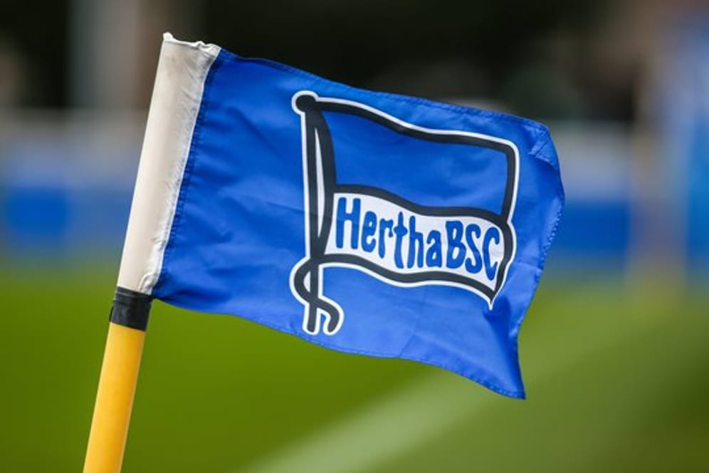 Eine Fahne von Hertha BSC weht im Wind