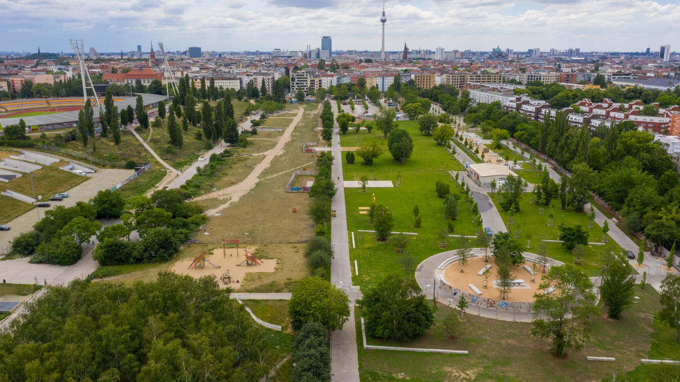 Drohnenaufnahme des alten Mauerparks (links) mit der Erweiterungsfläche (rechts): Am 26. Juni wird das Multimillionen-Projekt eröffnet.
