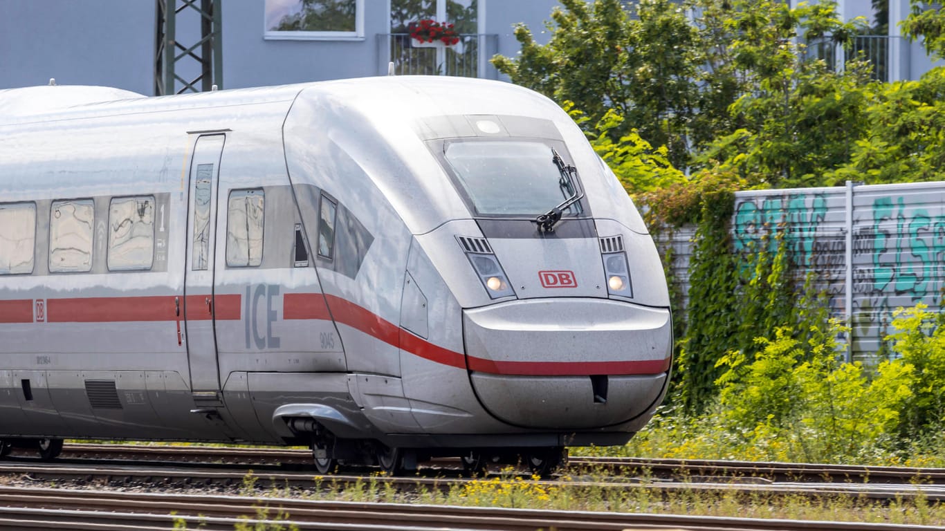 Ein ICE 4 (Symbolbild): Bei Hamburg ist ein ICE der Deutschen Bahn von einem Stein getroffen worden.