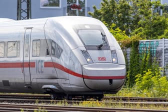 Ein ICE 4 (Symbolbild): Bei Hamburg ist ein ICE der Deutschen Bahn von einem Stein getroffen worden.