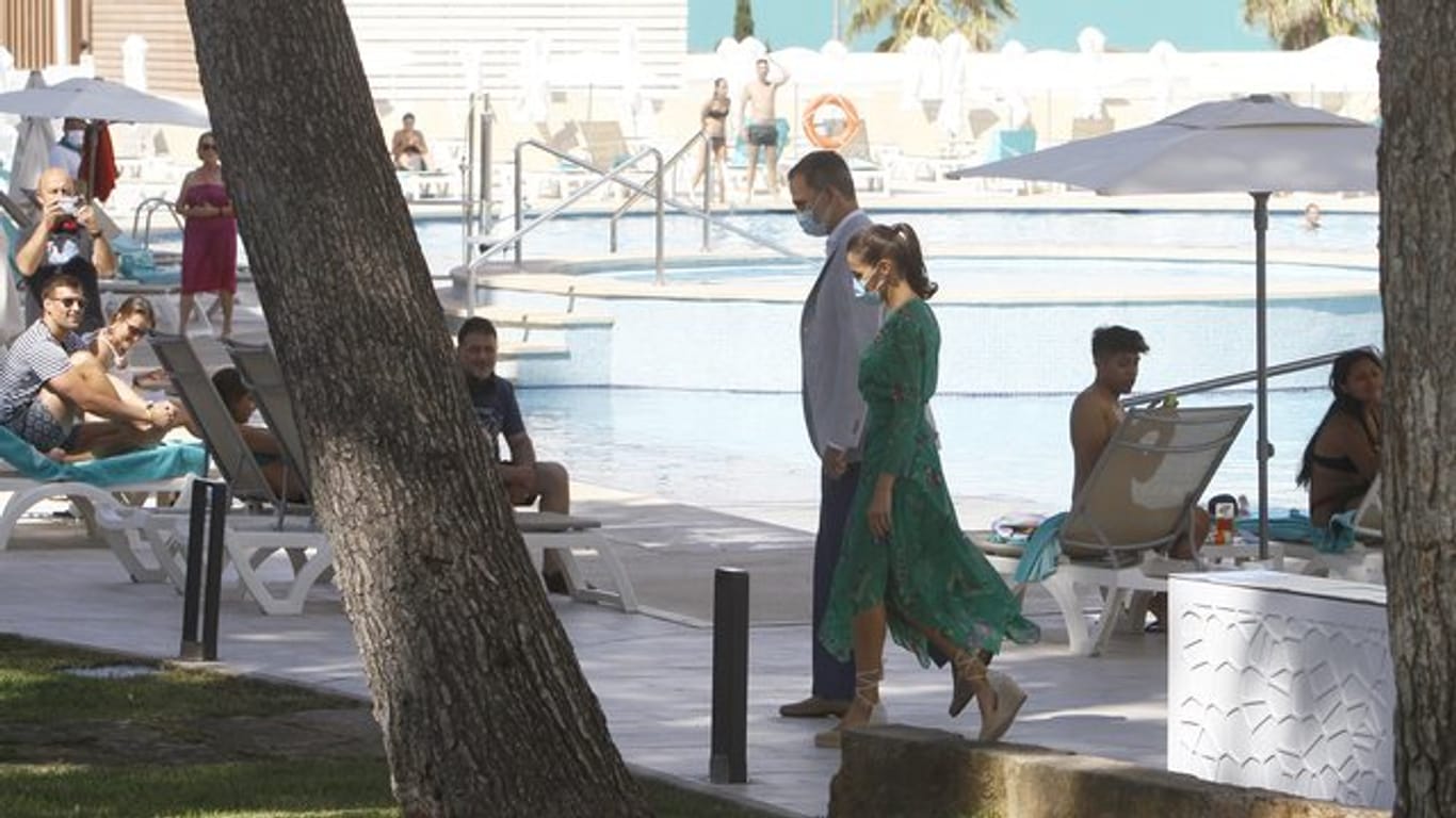 König Felipe und Königin Letizia besuchen ein Hotel auf Mallorca.