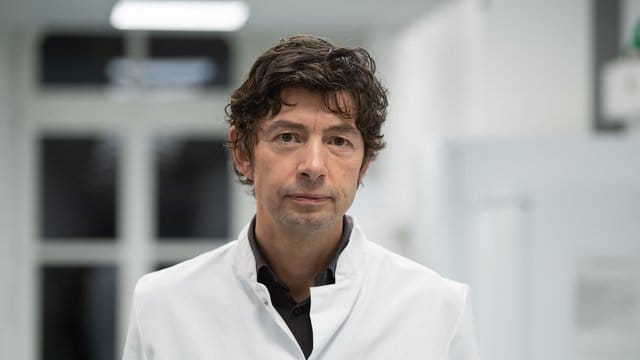 Der Podcast mit dem Berliner Virologen Christian Drosten wurde gleich doppelt mit dem Grimme Online Award ausgezeichnet. Der Podcast mit dem Berliner Virologen Christian Drosten wurde gleich doppelt mit dem Grimme Online Award ausgezeichnet.