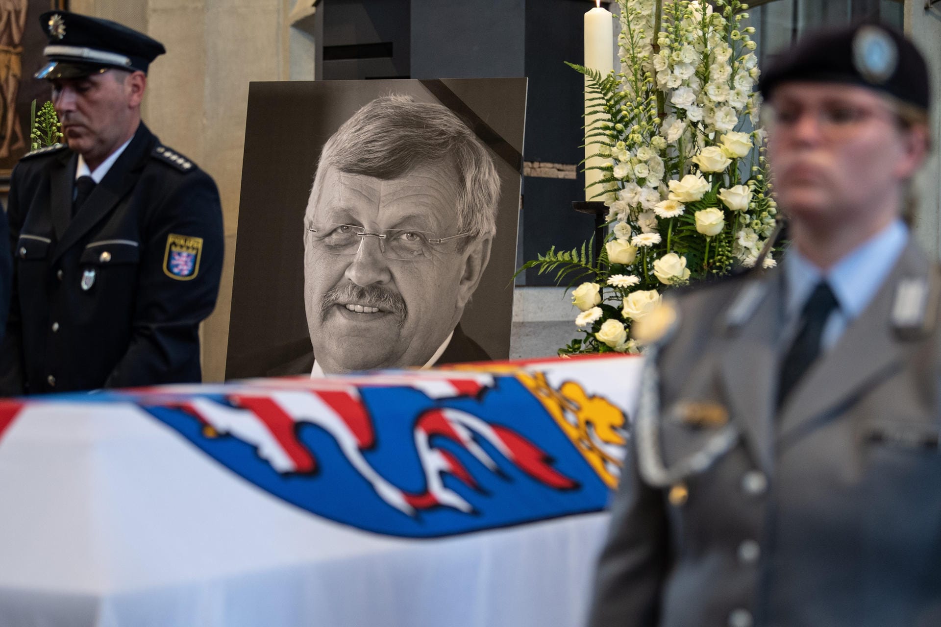 Das Konterfei von Walter Lübcke am Sarg bei einem Trauergottesdienst in der Martinskirche: Der hessische Landtag hat nach dem Mord an dem CDU-Politiker einen Untersuchungsausschuss eingesetzt.