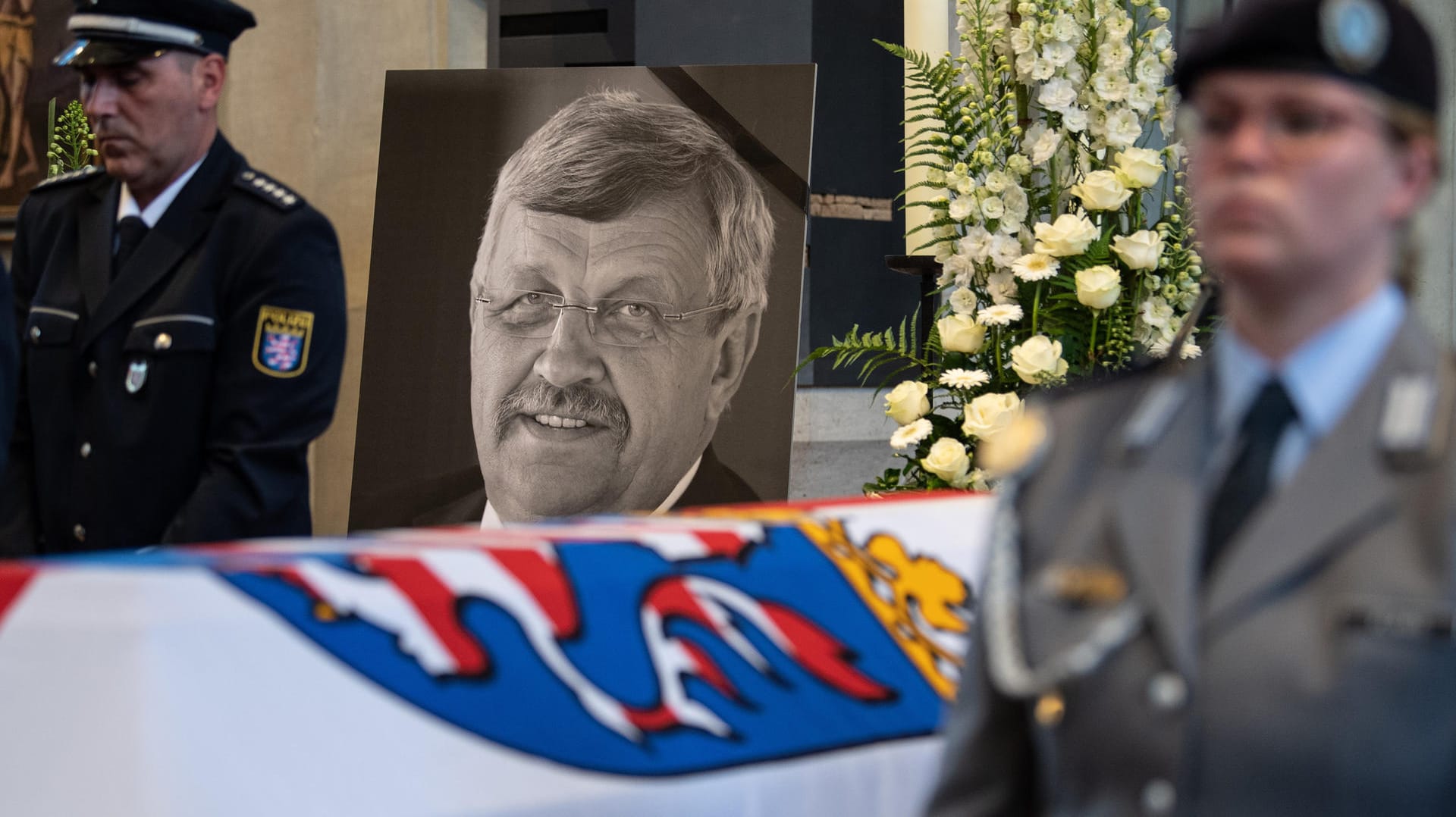 Das Konterfei von Walter Lübcke am Sarg bei einem Trauergottesdienst in der Martinskirche: Der hessische Landtag hat nach dem Mord an dem CDU-Politiker einen Untersuchungsausschuss eingesetzt.