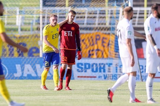 Loks Robert Zickert (l) tröstet Torwart Fabian Guderitz nach dem 2:2 gegen den SC Verl.