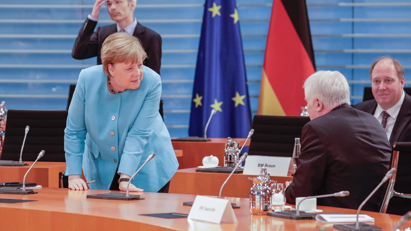 Angela Merkel und Horst Seehofer bei einer Kabinettssitzungen Anfang Juni: Die Kanzlerin hielt nichts von dem Vorstoß ihre Innenministers.