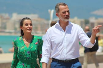 Der spanische König Felipe VI und Königin Letizia Ortiz am Strand von.