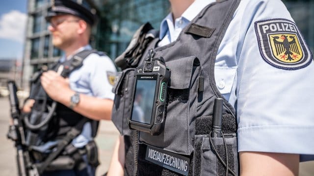 Beamte der Bundespolizei am Berliner Hauptbahnhof.