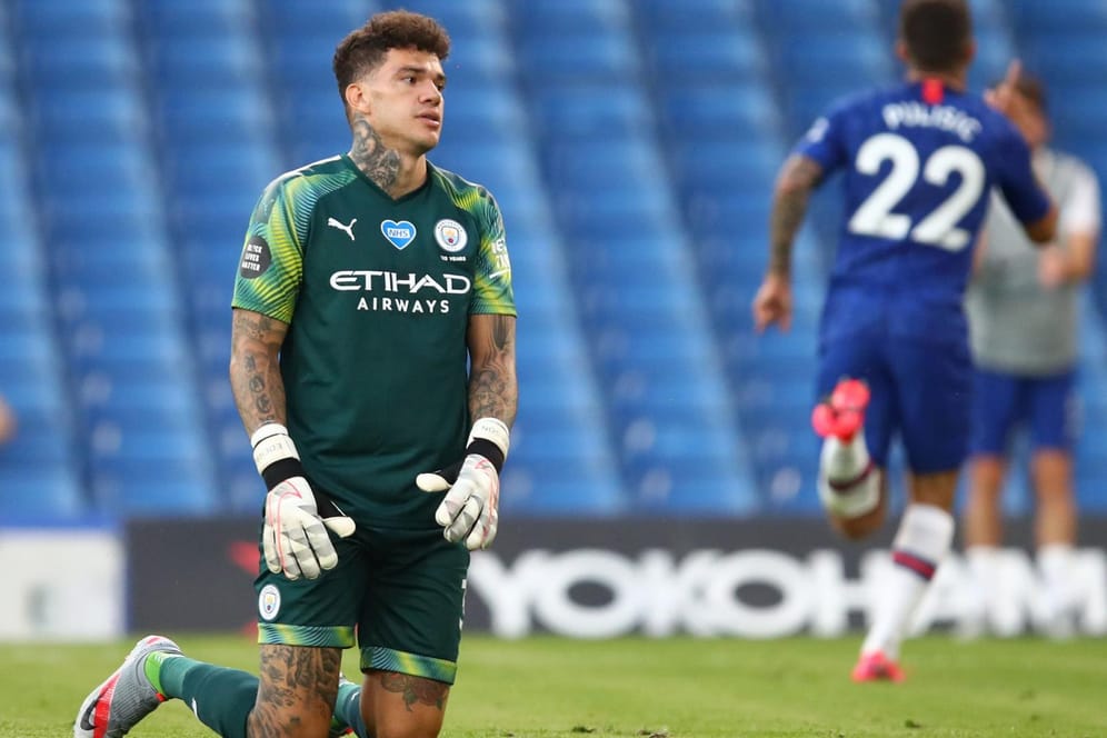 City-Keeper Ederson ist enttäuscht, Chelseas Pulisic (hinten) jubelt über sein Tor.