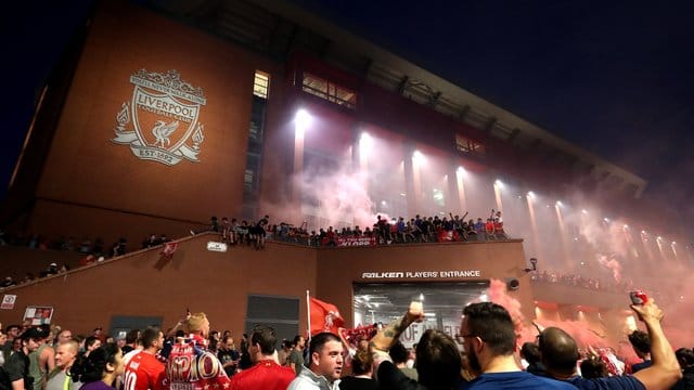 Nach dem Gewinn der Meisterschaft strömten die Fans des FC Liverpool zum Stadion an der Anfield Road.