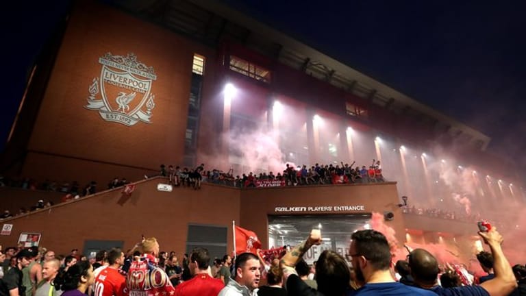 Nach dem Gewinn der Meisterschaft strömten die Fans des FC Liverpool zum Stadion an der Anfield Road.