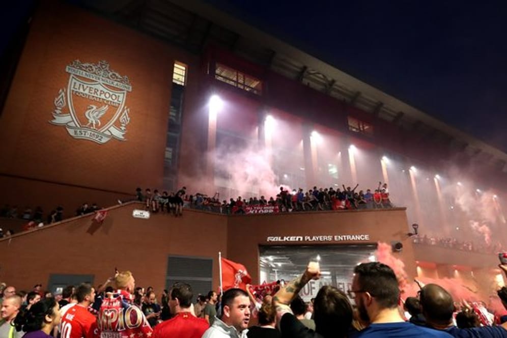 Nach dem Gewinn der Meisterschaft strömten die Fans des FC Liverpool zum Stadion an der Anfield Road.