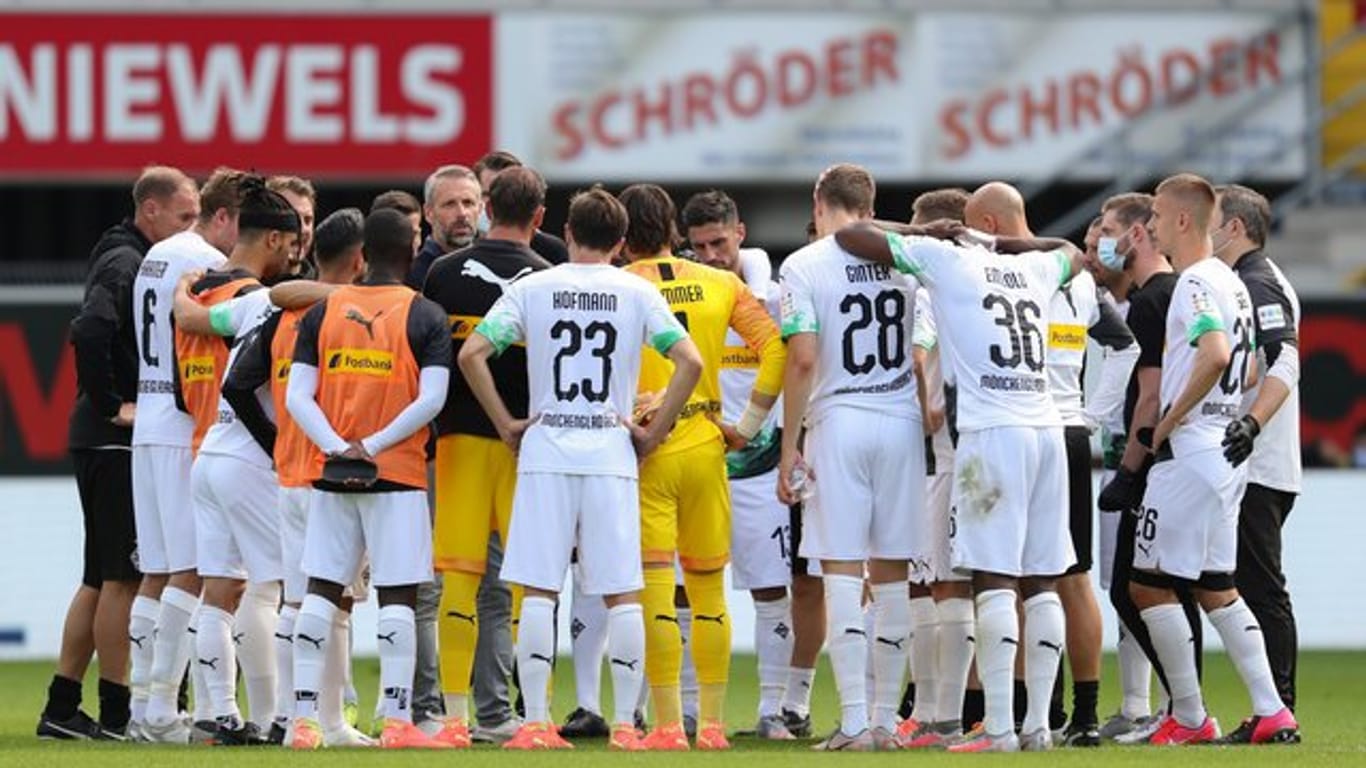 Borussia Mönchengladbach kann aus eigener Kraft den Einzug in die Champions League schaffen: Trainer Marco Rose spricht zu den Spielern.