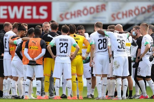 Borussia Mönchengladbach kann aus eigener Kraft den Einzug in die Champions League schaffen: Trainer Marco Rose spricht zu den Spielern.