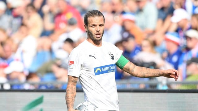 Wird seinem Ex-Club HSV beim Saisonfinale nichts schenken: Dennis Diekmeier, Kapitän vom SV Sandhausen. Wird seinem Ex-Club HSV beim Saisonfinale nichts schenken: Dennis Diekmeier, Kapitän vom SV Sandhausen.