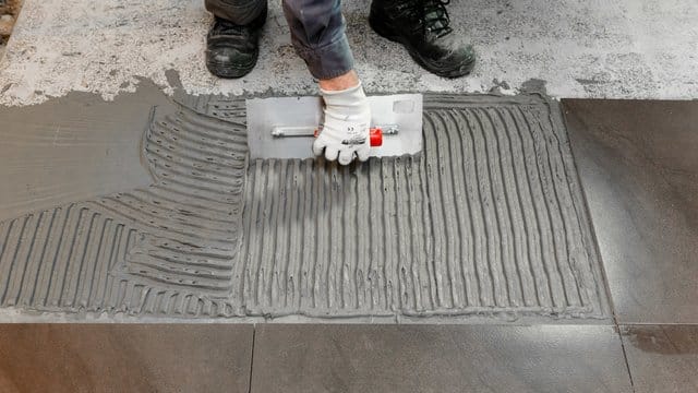 Durch die Verlegung von Fliesen wurde es eine Etage drunter lauter als zulässig. Durch die Verlegung von Fliesen wurde es eine Etage drunter lauter als zulässig.