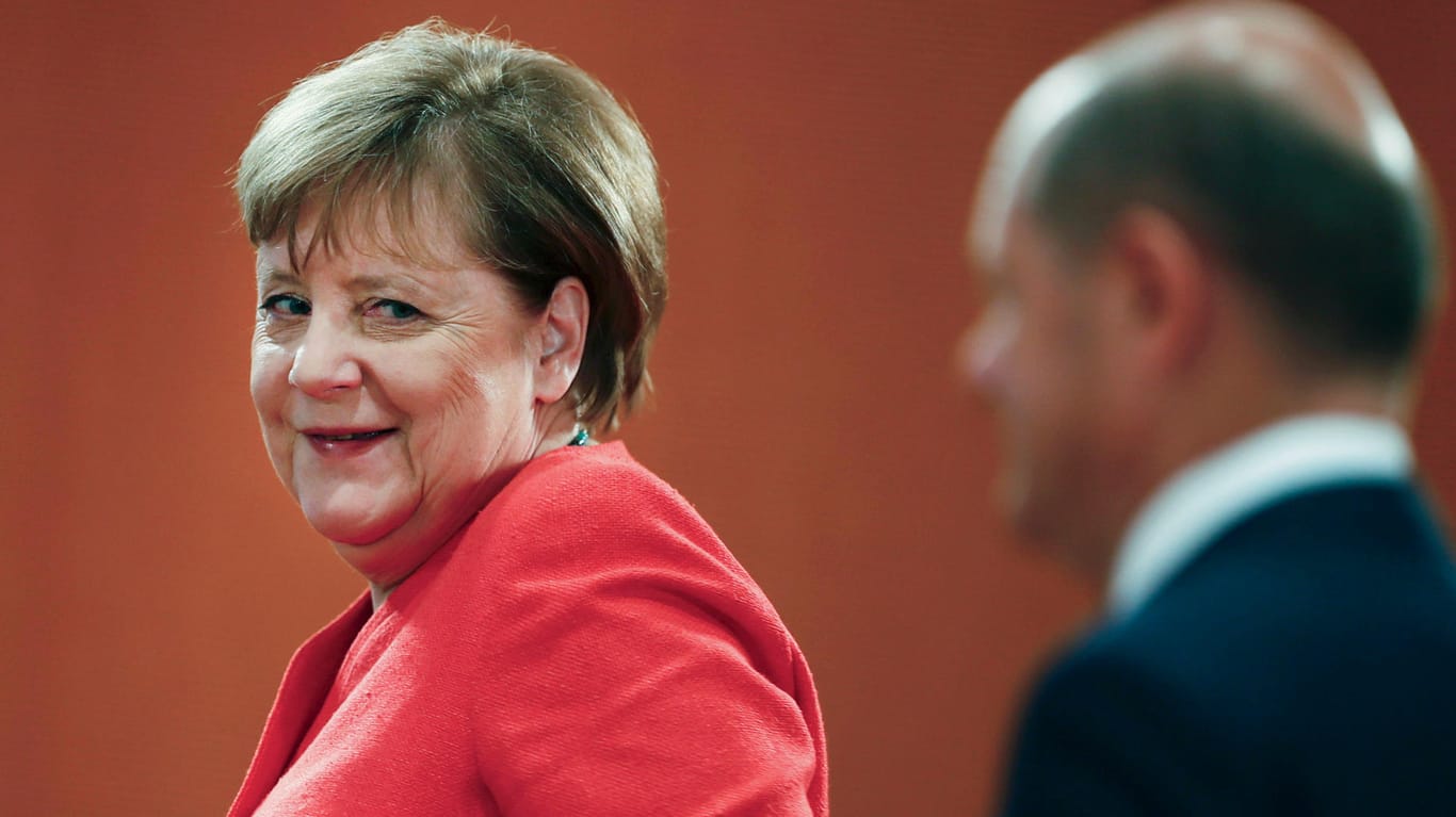 Angela Merkel steuert gemeinsam mit Olaf Scholz Deutschland durch die Corona-Krise.