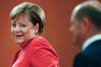Angela Merkel steuert gemeinsam mit Olaf Scholz Deutschland durch die Corona-Krise.