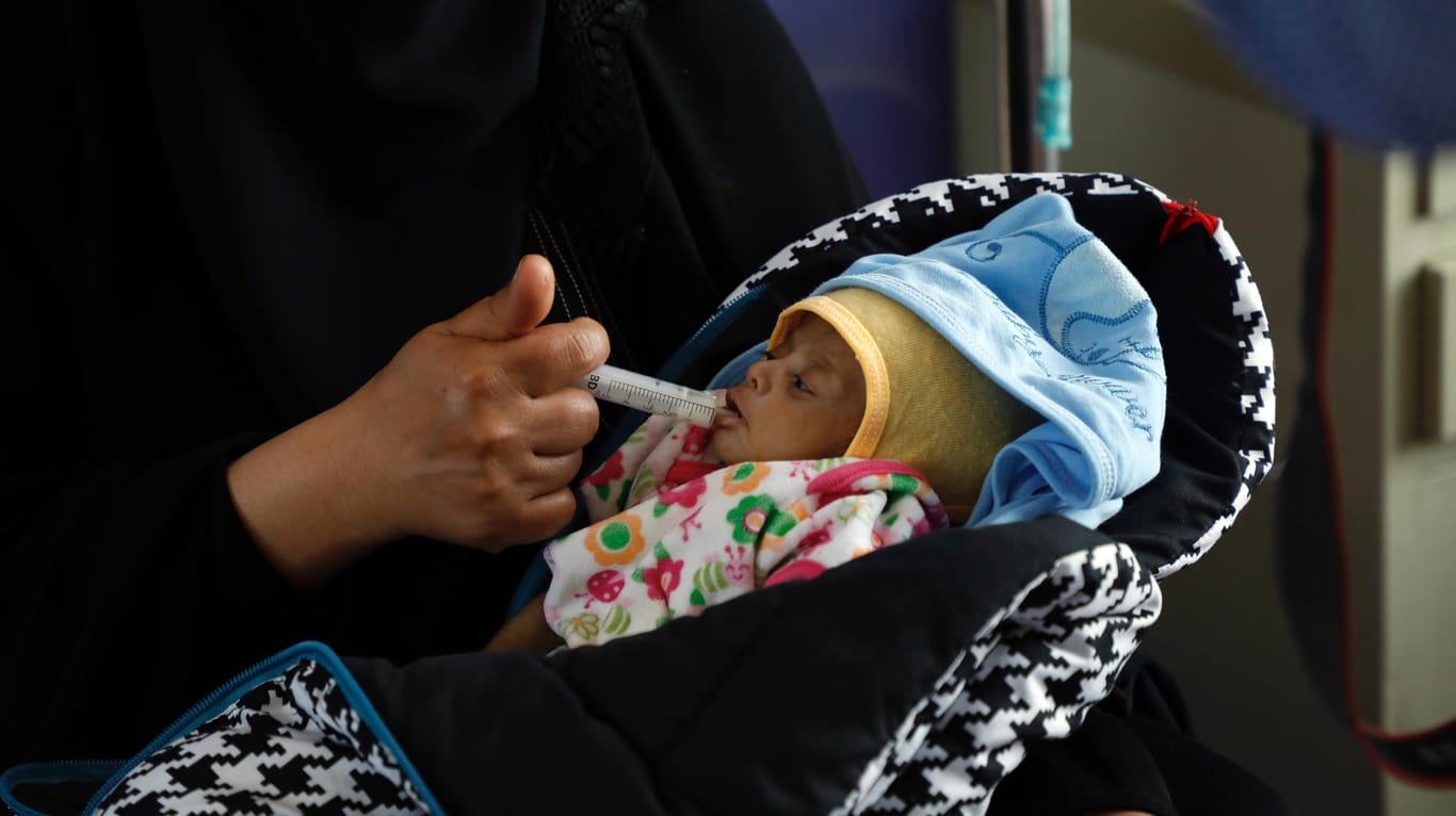 Eine Mutter in Jemens Hauptstadt Sanaa füttert ihr unterernährtes Kind mithilfe einer Spritze.