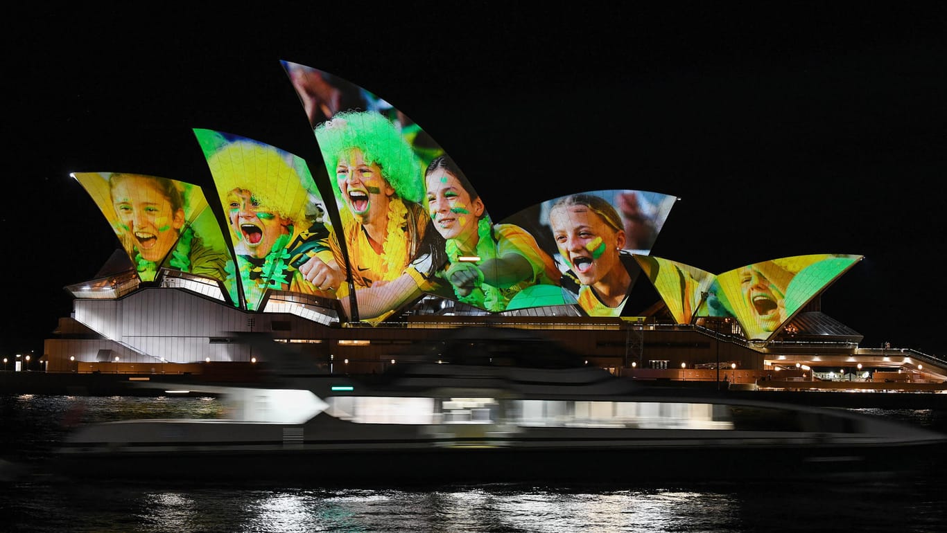 Sydney, Australien: Das Opernhaus ist mit leuchtenden bunten Fotos von Fußball-Fans angestrahlt, um auf die beiden Austragungsorte der Frauenfußball-WM 2023 hinzuweisen: