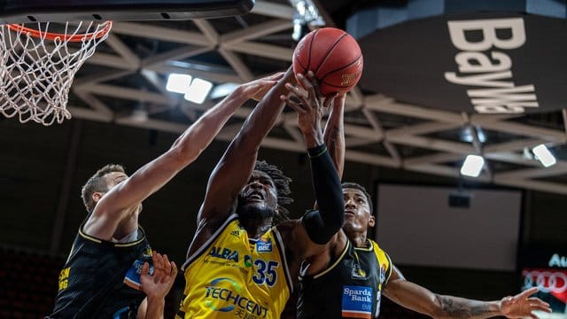 Landry Nnoko (M) von Alba Berlin setzt sich im Vorrundenspiel gegen zwei seiner Gegenspieler durch. Landry Nnoko (M) von Alba Berlin setzt sich im Vorrundenspiel gegen zwei seiner Gegenspieler durch.
