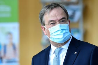 Ministerpräsident Armin Laschet: Nach dem schweren Corona-Ausbruch in dem Schlachtbetrieb Tönnies will er die Haftbarkeit des Unternehmens prüfen.