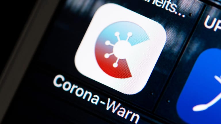Das Logo der Corona-Warn-App auf einem Smartphone (Symbolbild): Die App ist nun auch für europäische Nutzer verfügbar.