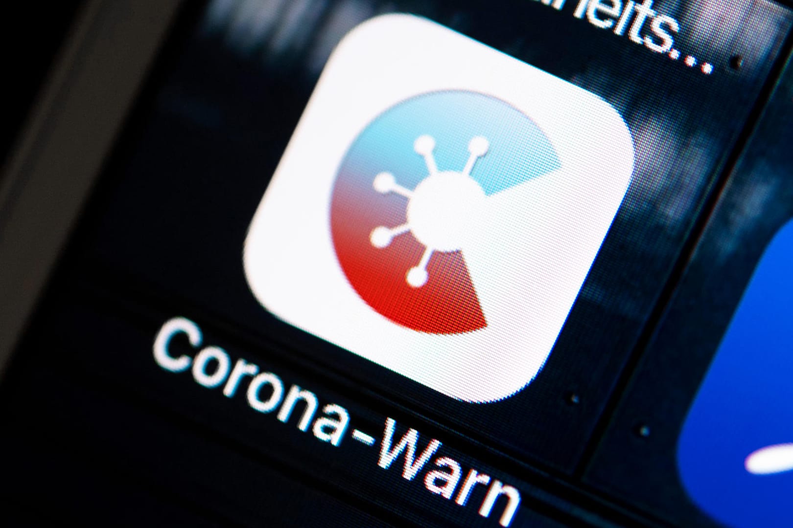 Das Logo der Corona-Warn-App auf einem Smartphone (Symbolbild): Die App ist nun auch für europäische Nutzer verfügbar.