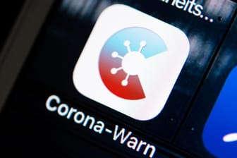 Das Logo der Corona-Warn-App auf einem Smartphone (Symbolbild): Die App ist nun auch für europäische Nutzer verfügbar.