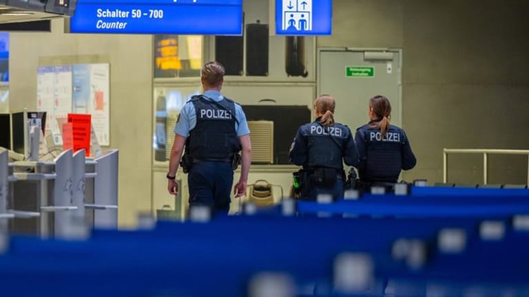 Polizisten am Frankfurter Flughafen.
