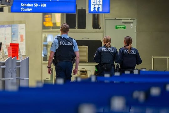 Polizisten am Frankfurter Flughafen.