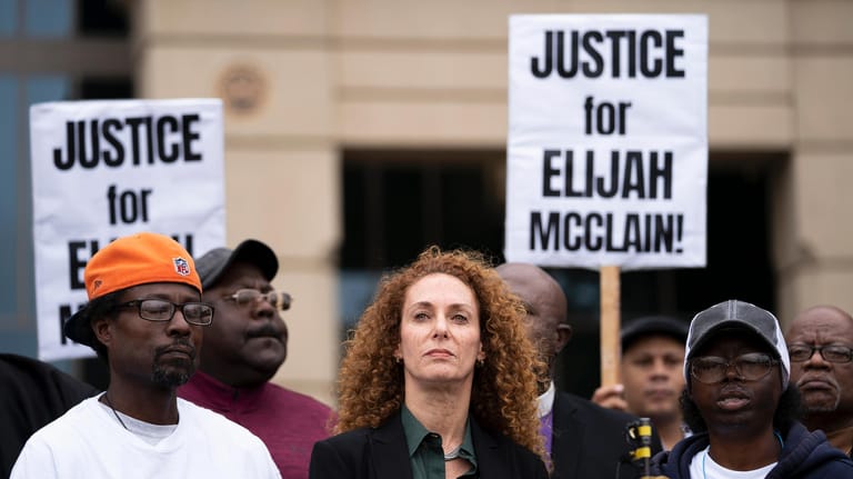 Vater und Mutter des getöteten Elijah McClain bei Protesten: Auch Elijah soll durch Polizeigewalt gestorben sein.