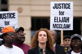 Vater und Mutter des getöteten Elijah McClain bei Protesten: Auch Elijah soll durch Polizeigewalt gestorben sein.