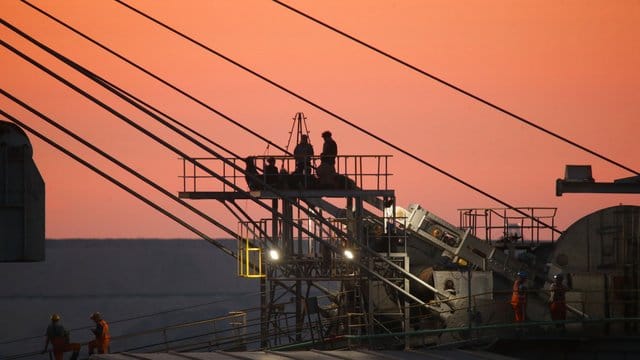 Das Bündnis "Einsatz Kohlestopp" hat Bagger im Tagebau Garzweiler besetzt.