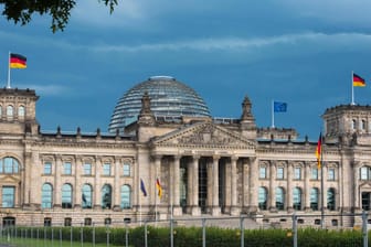 Der Reichstag in Berlin: Laut einer aktuellen Umfrage zur Bundestagswahl können SPD, Grüne und AfD kleine Zugewinne verzeichnen.