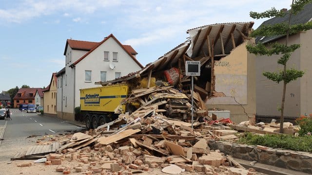 Ein Lkw ist am Morgen im thüringischen Altkirchen in ein Haus gefahren.