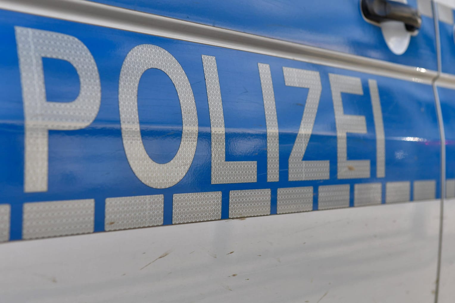 Ein Einsatzfahrzeug: In Thüringen wurde ein Polizist absichtlich überfahren. (Symbolfoto)